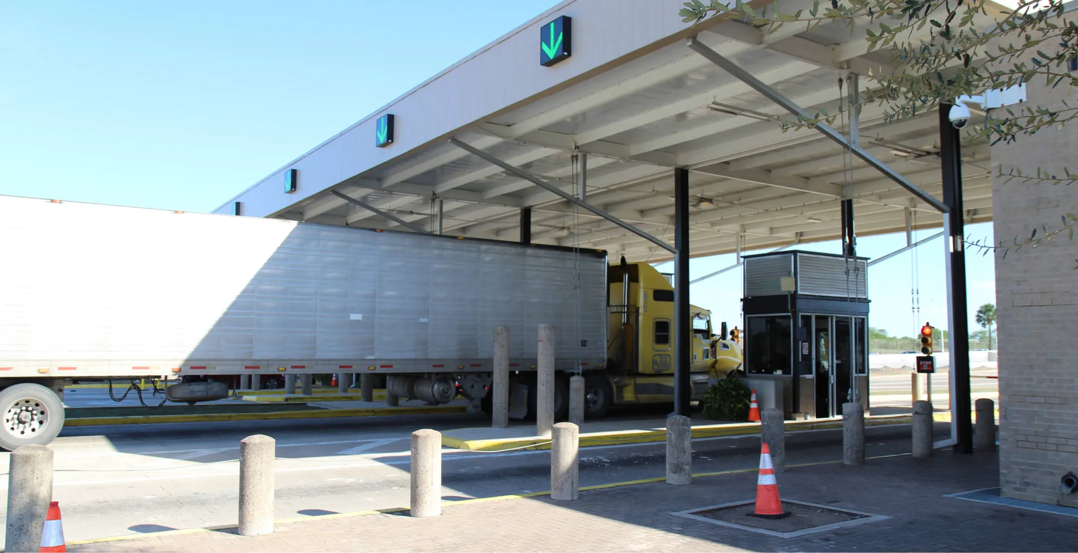 Truck crossing at Veterans International Bridge