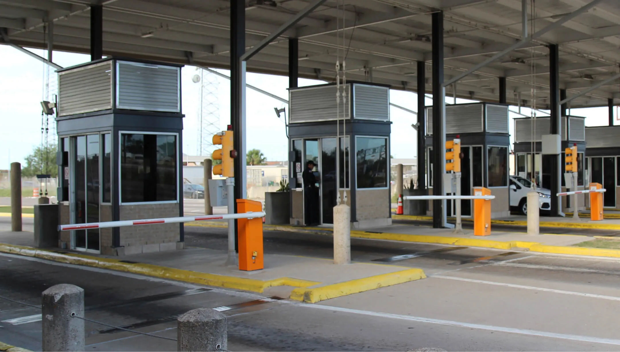 Toll booths at Veterans International Bridge